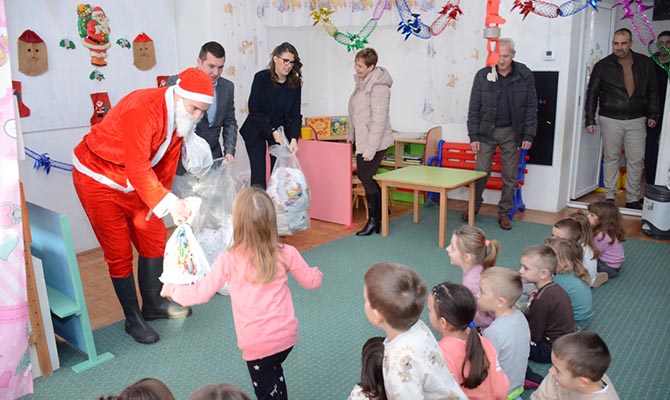 Szenttamáson minden óvodás és iskolás gyermek kapott újévi csomagot